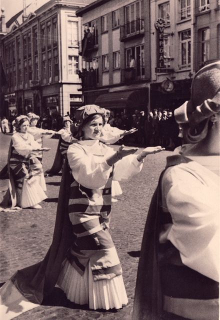 De vakbond van stoetfiguranten had bedongen dat we bij regen onmiddellijk mochten gaan schuilen.